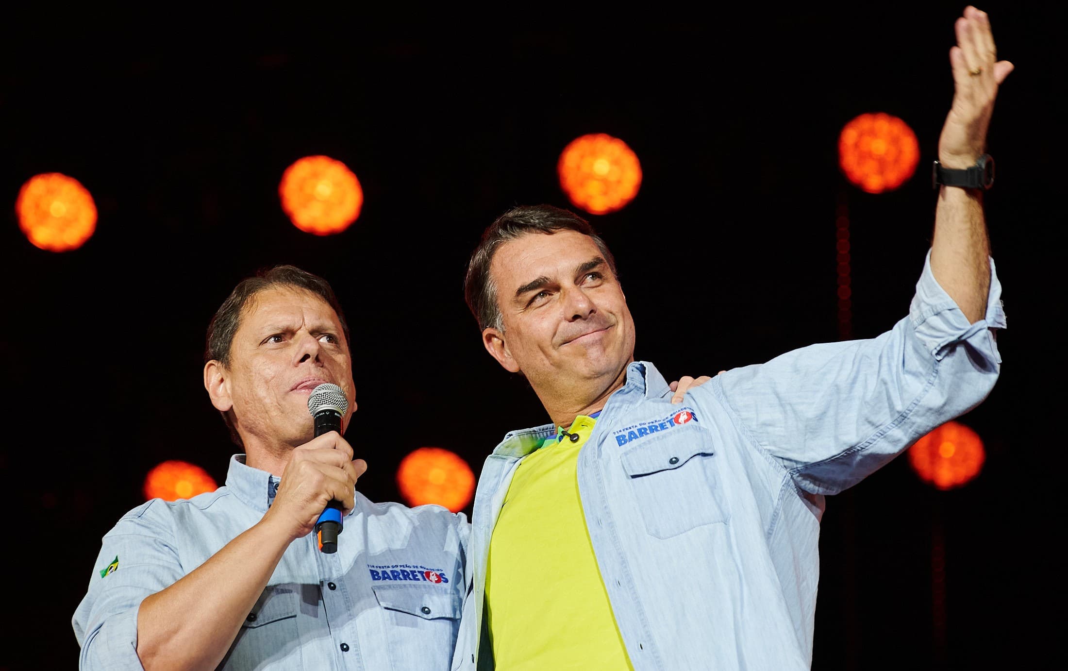 Flávio Bolsonaro propõe pacto com Tarcísio para fim da reeleição