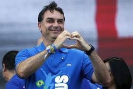 flávio bolsonaro na lancha: uma vida de privilégio em meio à pandemia