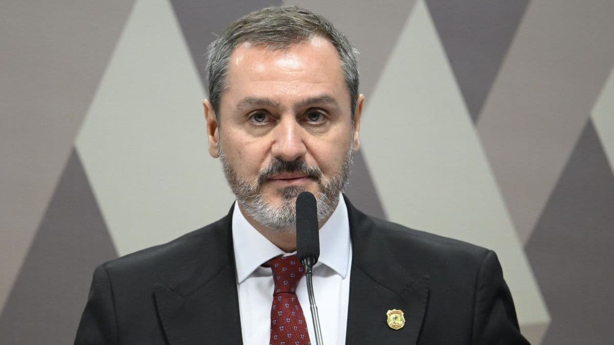 Andrei Rodrigues convocado para explicar viagem bancada por Daniel Vorcaro
