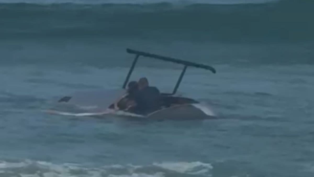 Helicóptero cai na Praia da Barra da Tijuca e três são resgatados