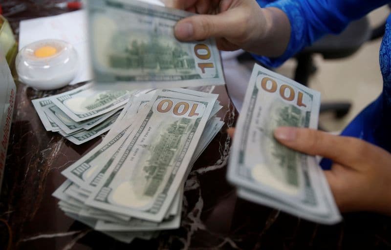Dólar inicia semana com leve alta após anúncio de Trump