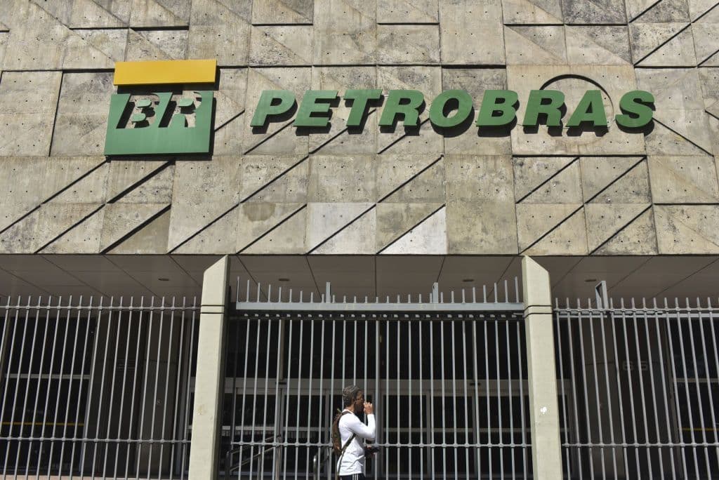 Corrupção na Petrobras: seis condenados por esquema de licitações