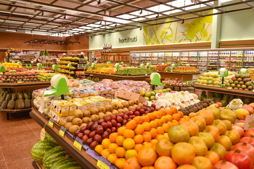 Inflação de alimentos cai, mas refeições fora de casa ficam mais caras