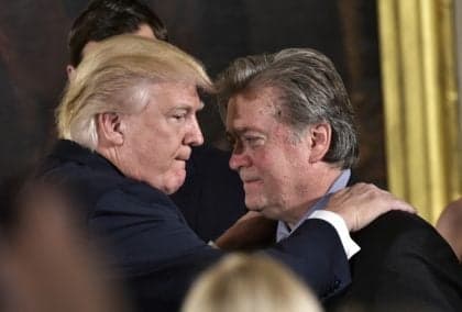 Suprema Corte revoga condenação de Steve Bannon por desacato