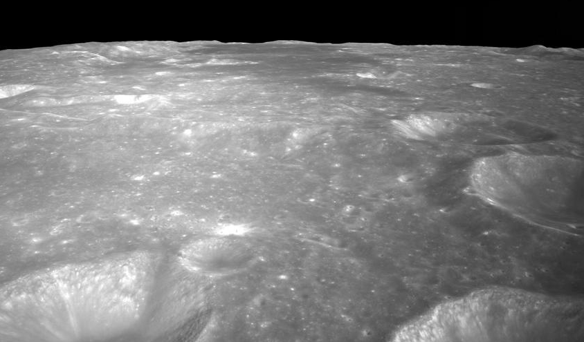 China planeja estufa lunar para proteger robôs em missões longas