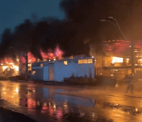 Incêndio atinge galpão da Ceagesp em São Paulo