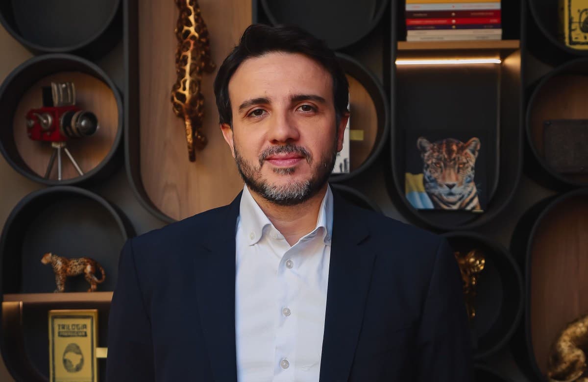 Renan Santos solicita inclusão em debate presidencial do TSE