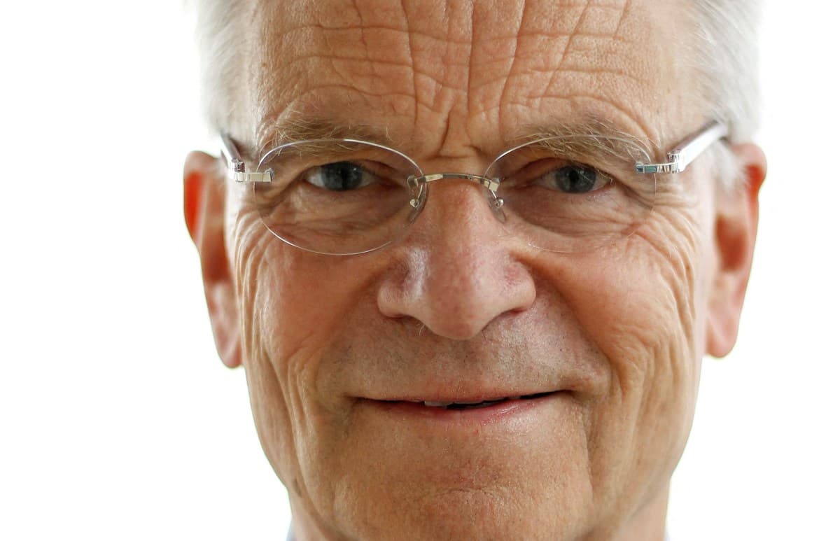 Falece Jeffrey Archer, romancista britânico e ex-parlamentar