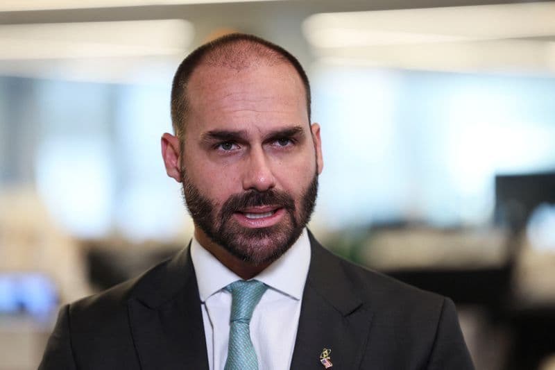 Eduardo Bolsonaro defende Pix contra distorções em entrevista