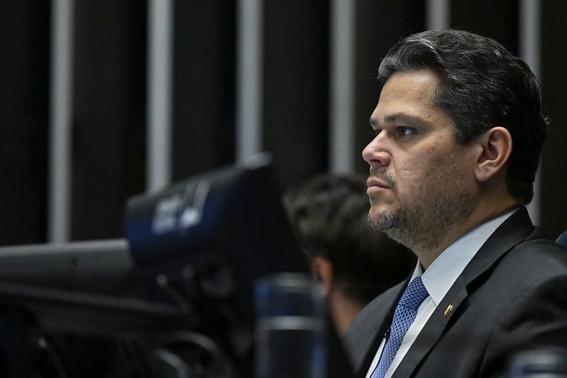 Presidente do Senado enfrenta pressão para votação da PEC 6x1