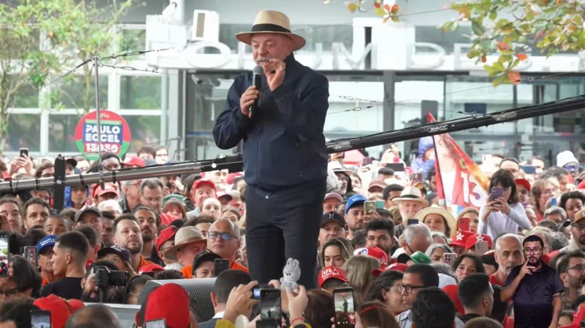 Lula defende investigação do caso Master durante comício em Florianópolis