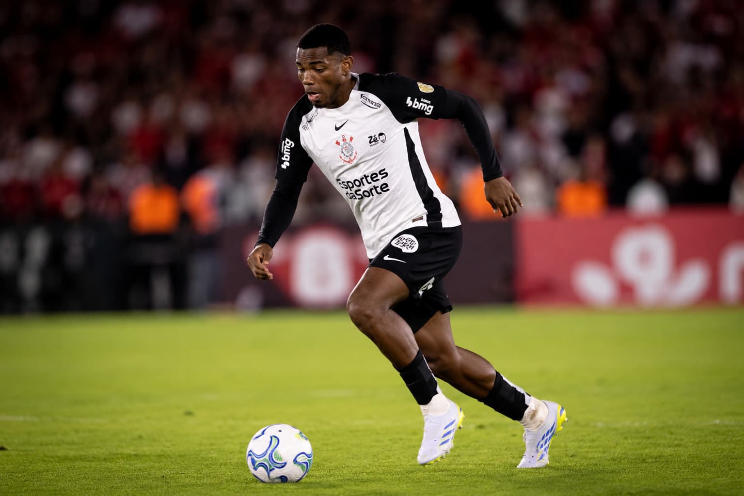 Corinthians fecha janela sem reforços e convive com transfer bans; diretoria mantém Diniz