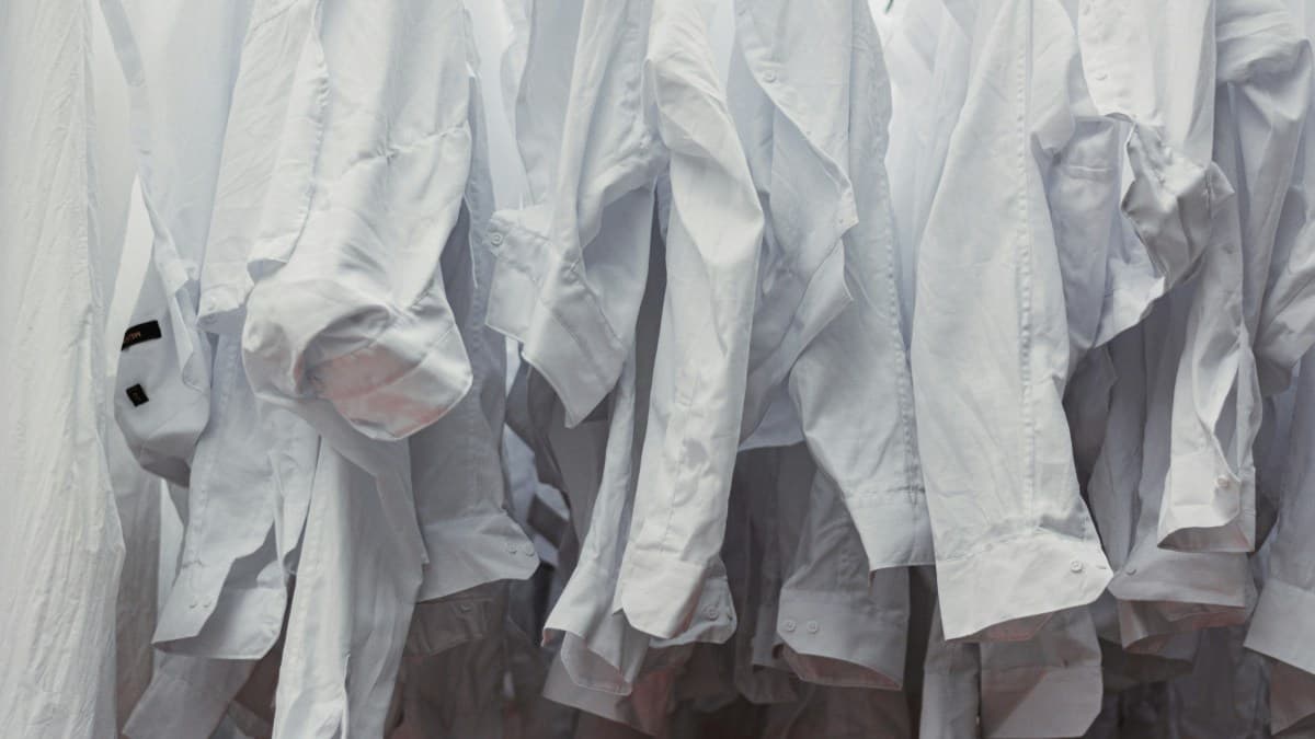 Como Aplicar Sabão Adequadamente para Remover Manchas de Roupas