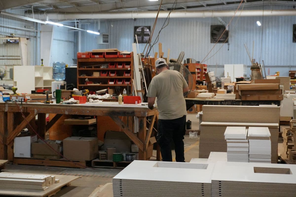 Pedidos da indústria nos EUA se mantêm estáveis em fevereiro