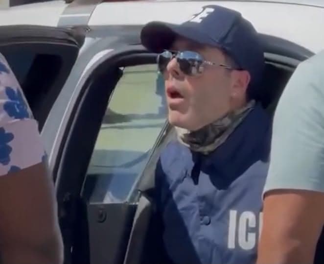 Homem é preso por se fantasiar de agente do ICE em colégio eleitoral na Flórida