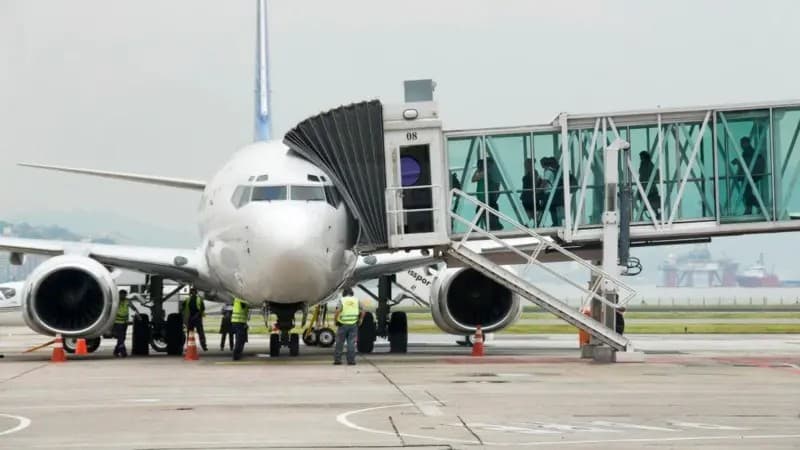 Governo analisa isentar imposto sobre combustíveis para evitar alta de passagens aéreas