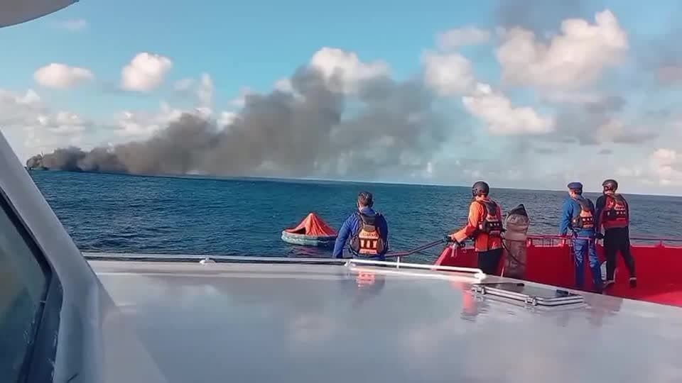 Balsa em chamas na Indonésia resgata 172 passageiros