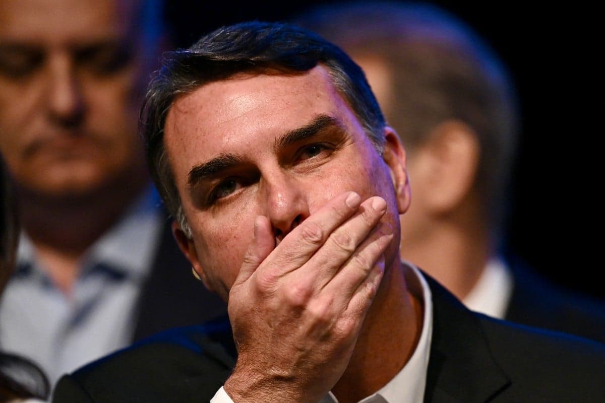 Flávio Bolsonaro evita responder sobre financiamento de Dark Horse