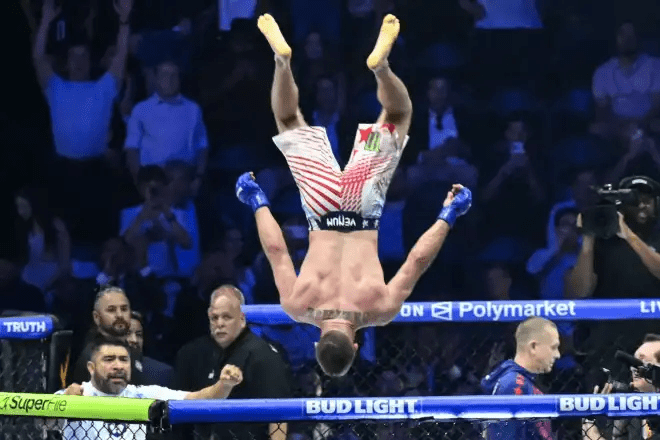 Gaethje surpreende e conquista cinturão dos leves no UFC Freedom 250