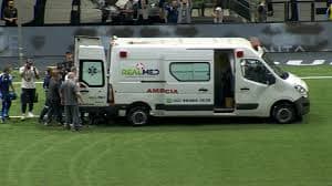 Reinier sofre incidente no jogo e é socorrido por ambulância