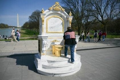 Artistas Satirizam Trump com Vaso Sanitário Dourado em Washington