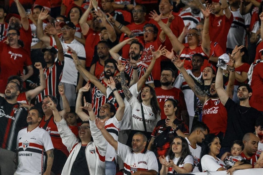 São Paulo bate recorde de público no futebol feminino em final contra o Corinthians