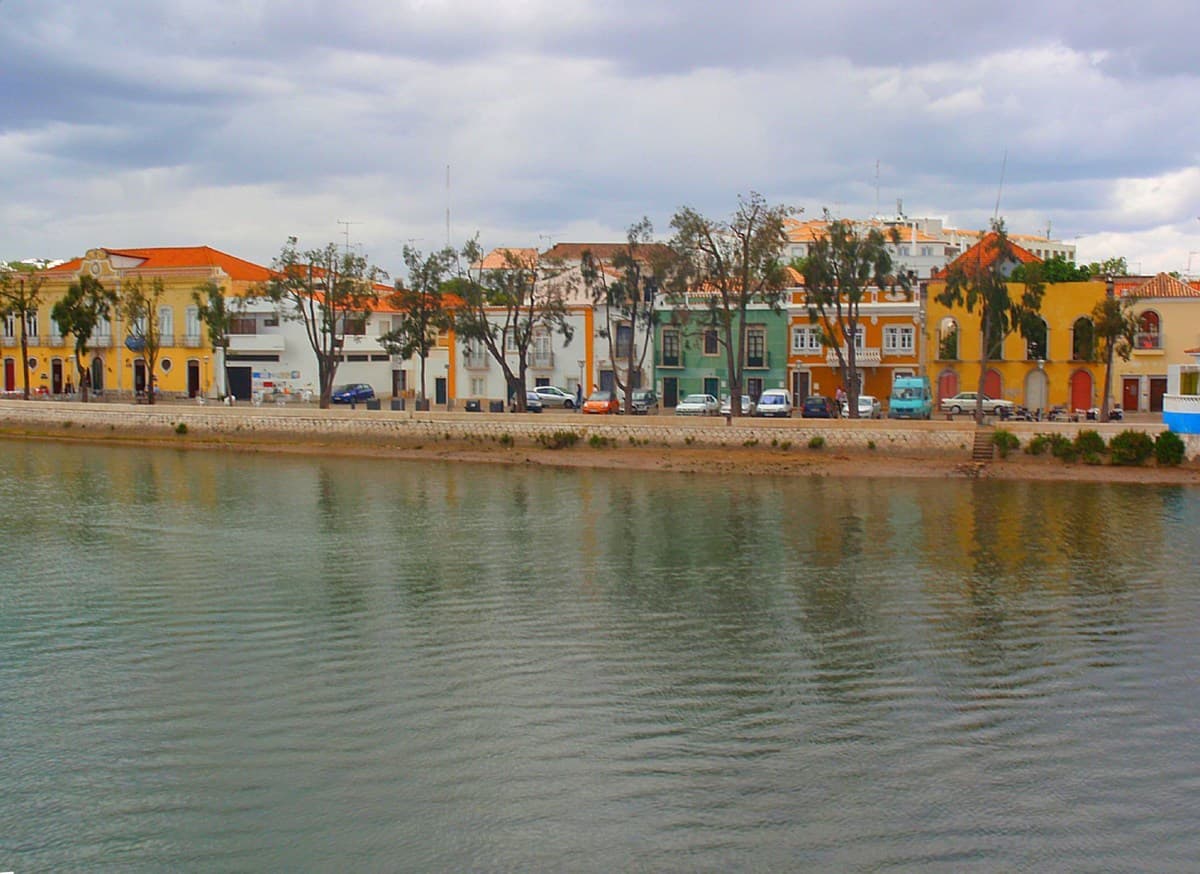 Casal americano se integra à cultura de Tavira, Portugal
