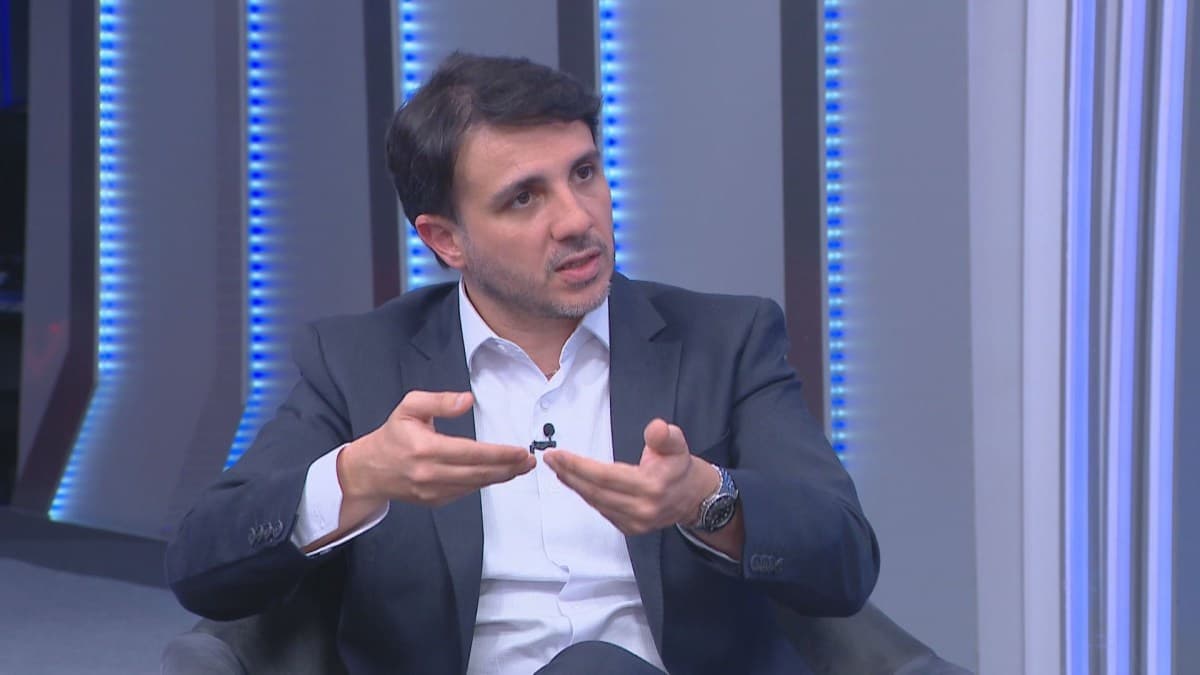 Renan Santos propõe nova Constituição e critica ministros do STF