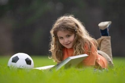 Crescimento infantil: fatores ambientais moldam altura e saúde