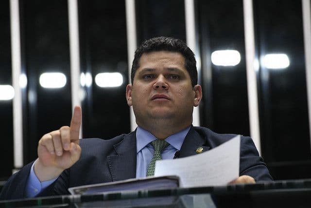 Davi Alcolumbre rejeita pressão sobre PEC do fim da escala 6x1