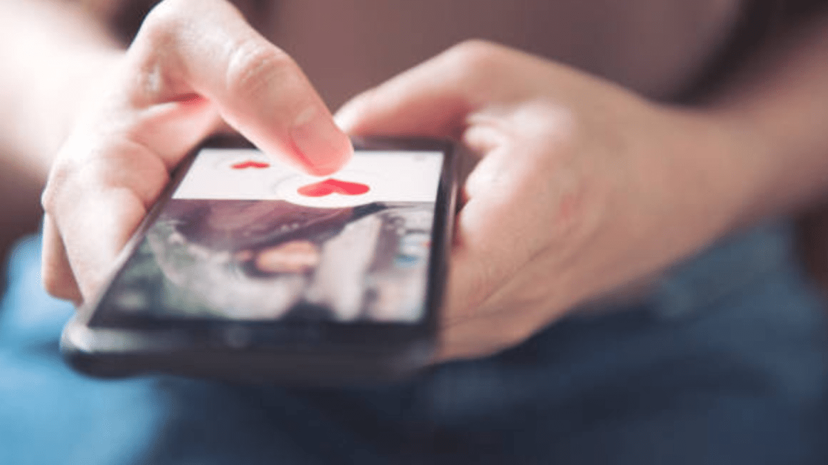 Golpes do amor causam US$ 442 bilhões em fraudes digitais em 2025