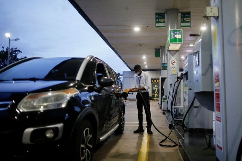 Petrobras ajusta preço da gasolina e cancela desconto de R$ 0,44