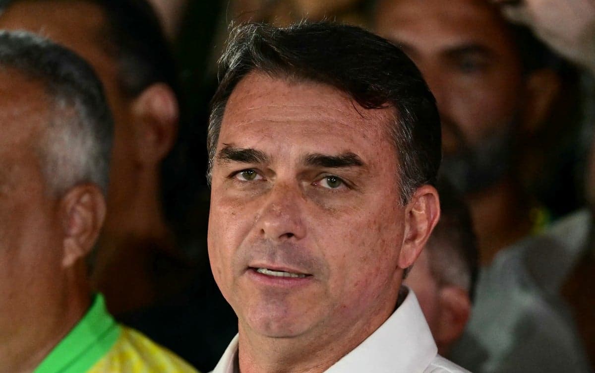 Juiz rejeita ação de Flávio Bolsonaro contra usuária da rede social