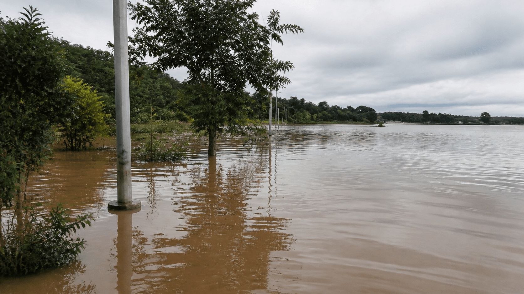 Rio Uruguai atinge cota de alerta em Uruguaiana com famílias afetadas