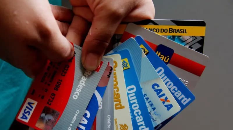 Taxa de juros do rotativo atinge 428,3% e endividamento cresce