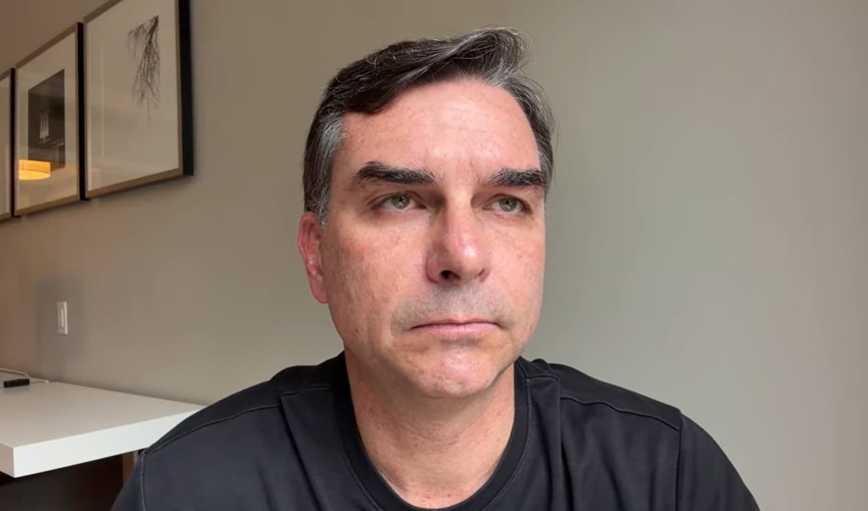 Flávio Bolsonaro critica operação na casa do pai como cortina de fumaça