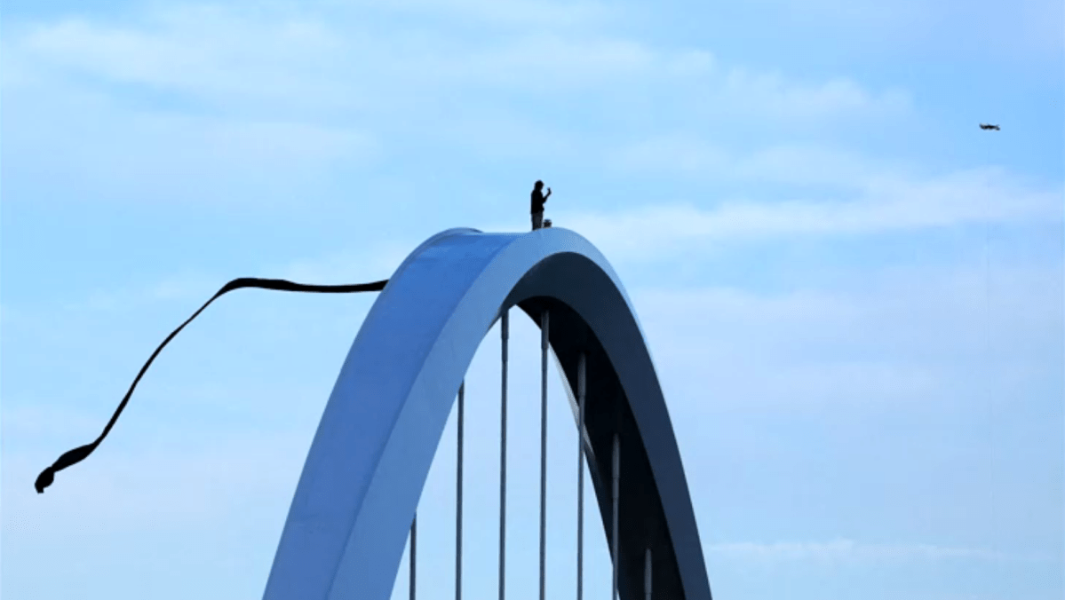 Manifestante protesta na Ponte Douglass contra guerra e IA