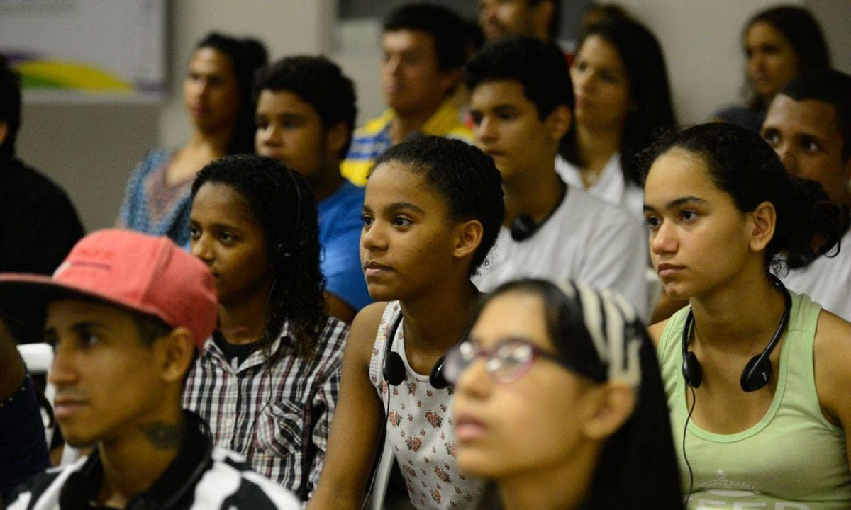 Jovens brasileiros enfrentam desafios para equilibrar trabalho e estudos