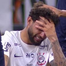 Yuri Alberto se emociona após lesão e deixa o campo em lágrimas