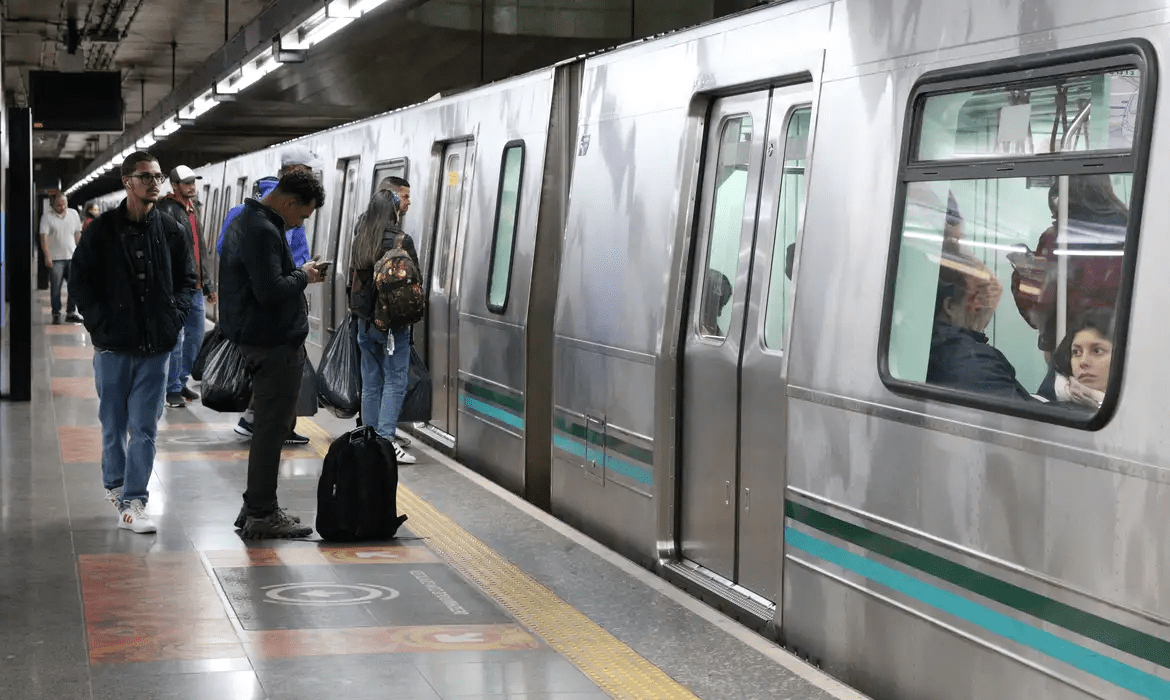 Metrô de São Paulo opera 24h para jogo do Brasil na Copa