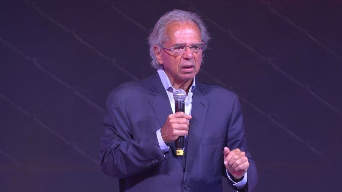 Paulo Guedes critica gastos e prevê juros altos para o Brasil