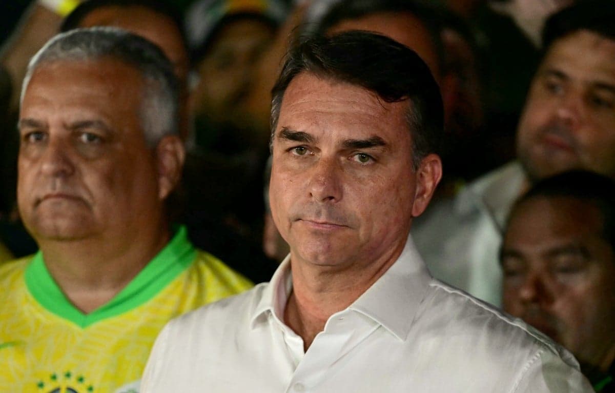 Flávio Bolsonaro é intimado a entregar passaportes pela Polícia Federal