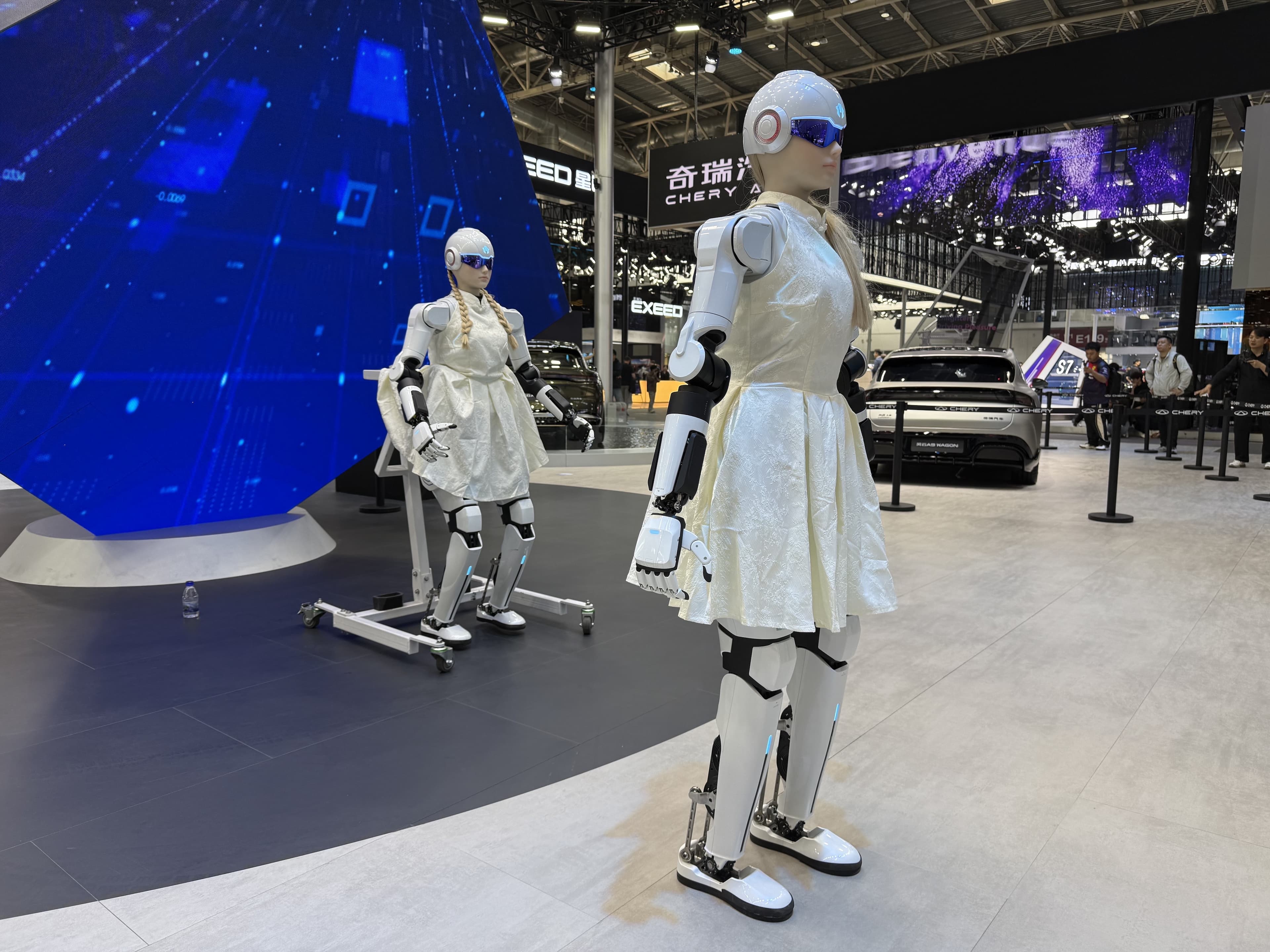 Chery apresenta robôs humanoides Mornine M1 no Salão de Pequim