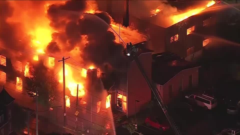 Incêndio força evacuação em Allentown na Pensilvânia