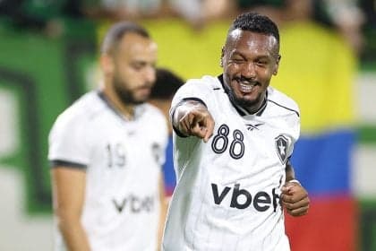 Botafogo vence Chapecoense por 4 a 1 e se distancia da zona de rebaixamento