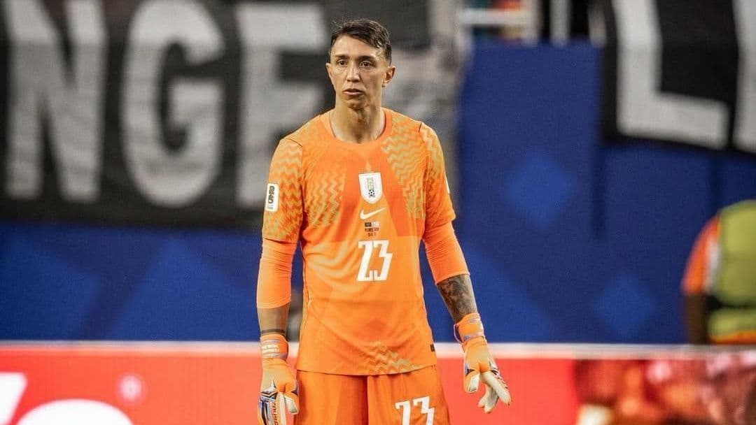Fernando Muslera se destaca negativamente em derrota do Uruguai para a Espanha