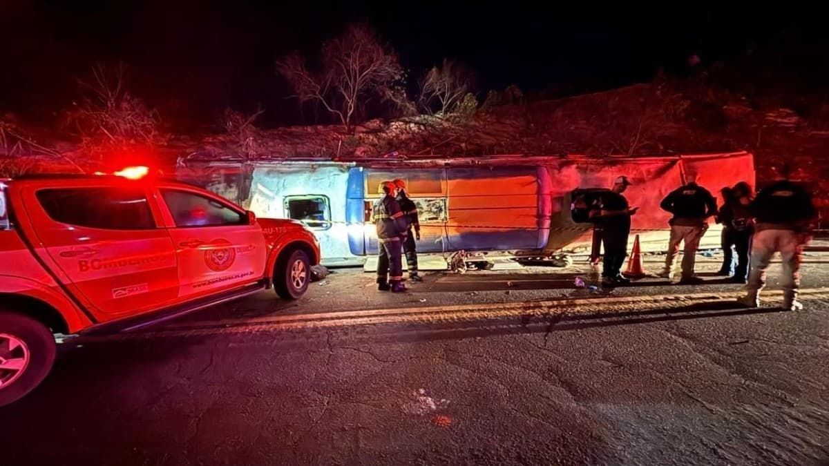 Acidente com ônibus deixa três mortos e 44 feridos na BR-262, em Ibatiba