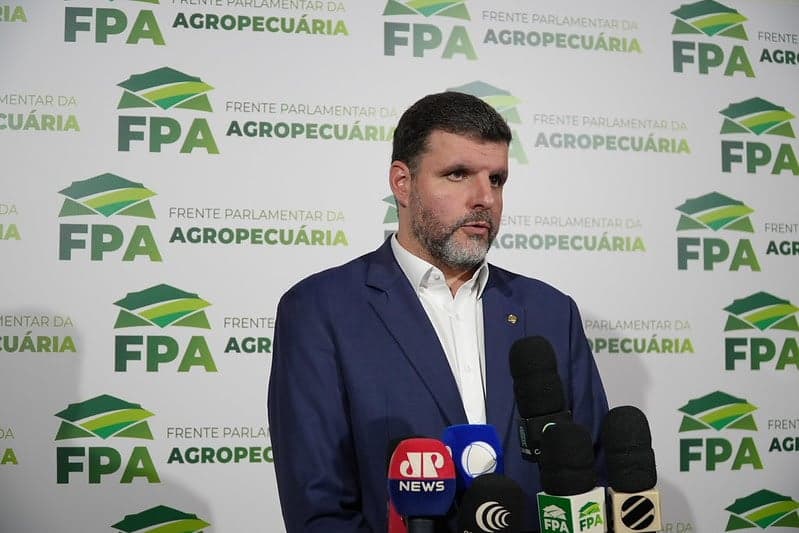 Frente Parlamentar da Agropecuária se aproxima de Flávio Bolsonaro