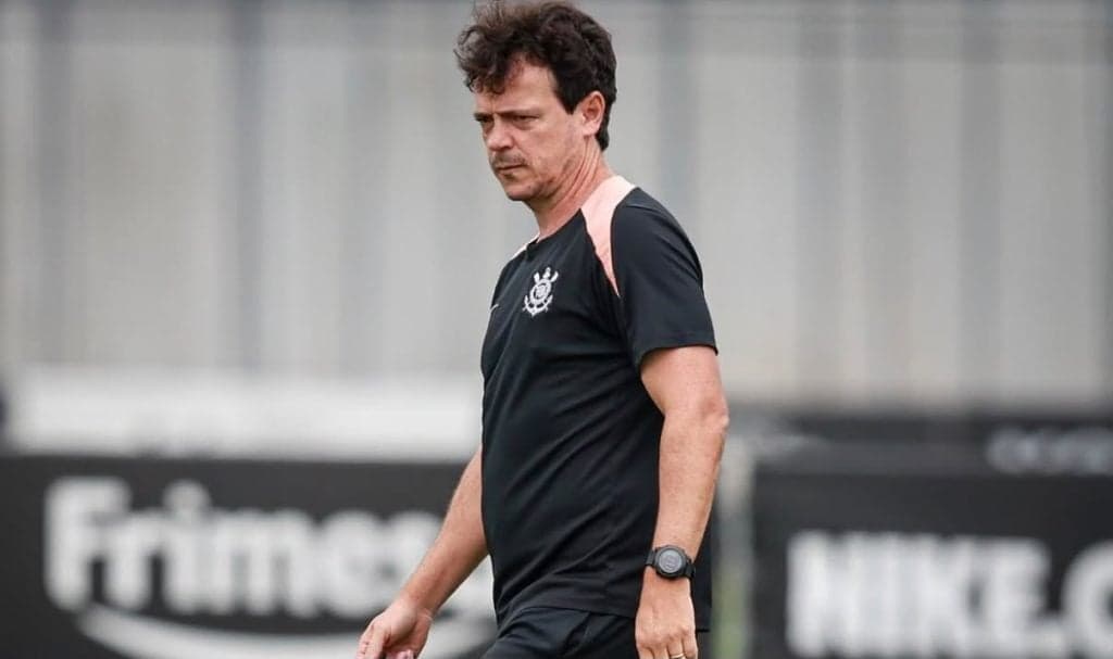 Corinthians enfrenta Internacional sob pressão de demissão de Diniz