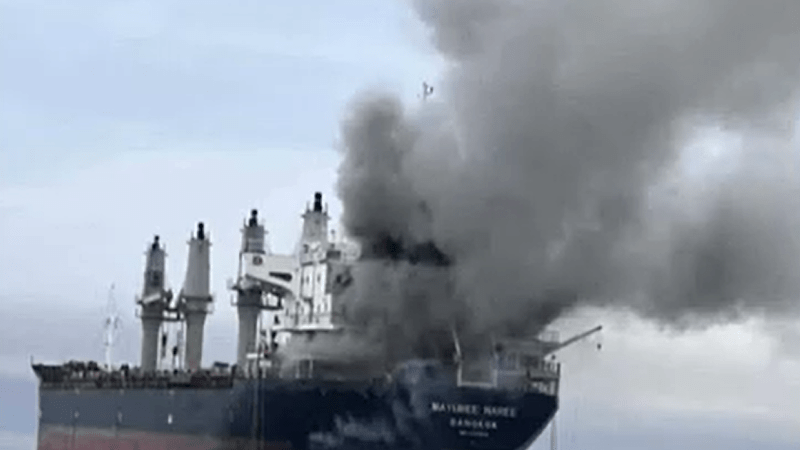 Navio 'Mayuree Naree' Alvejado no Estreito de Ormuz e Transferido para Ilha Iraniana